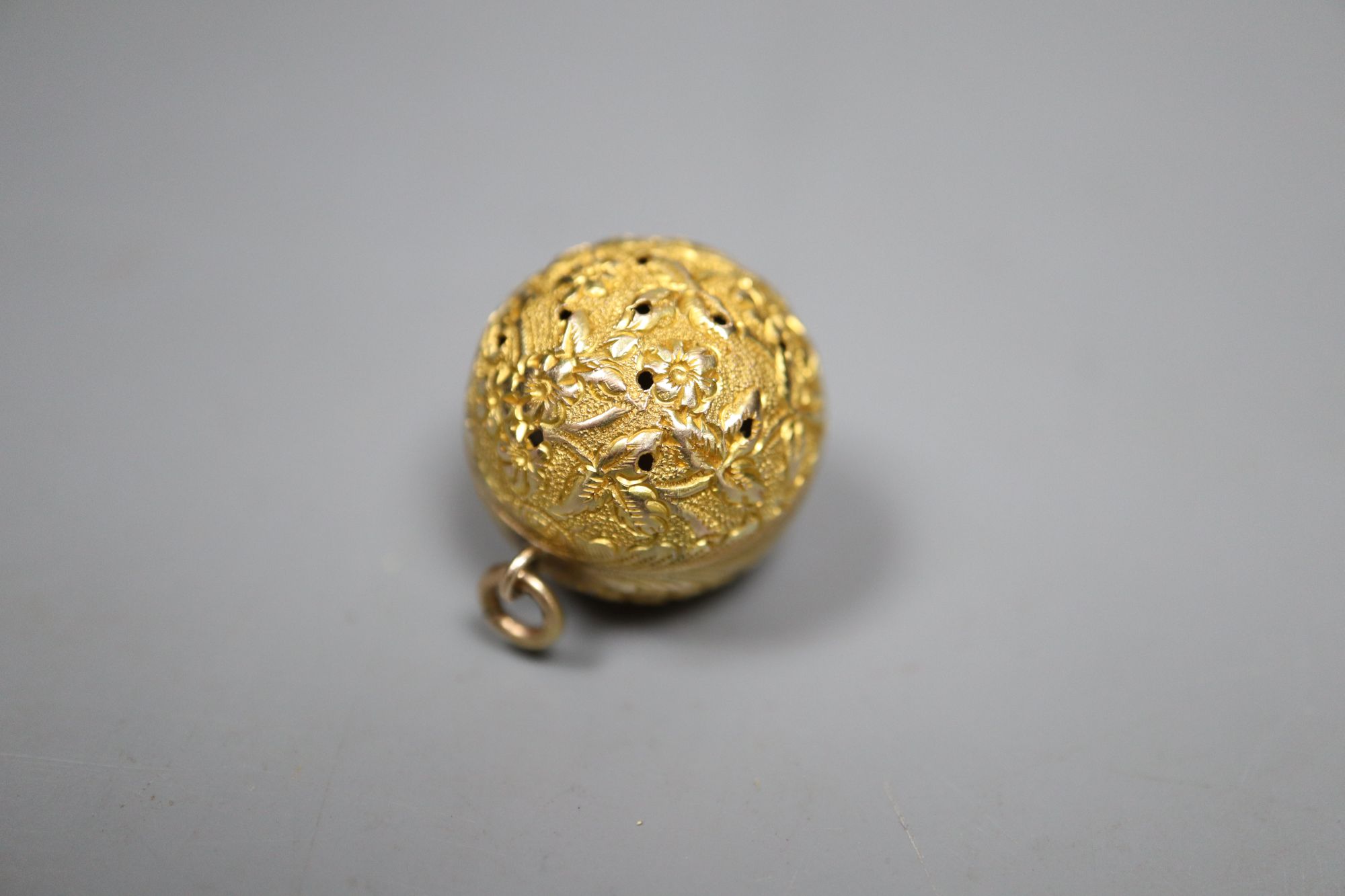 An Edwardian 9ct gold spherical pomander, with floral embossed decoration, Birmingham 1901, 1.5cm, 4.9 grams